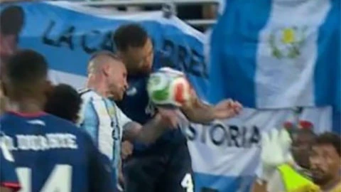 Argentina bị từ chối quả phạt đền rõ ràng trước Cape Verde? Argentina bị từ chối quả phạt đền rõ ràng trước Cape Verde?