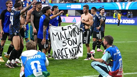Argentina đối mặt nguy cơ bị FIFA phạt vì màn ăn mừng gây bão sau trận thắng ĐT Anh Argentina đối mặt nguy cơ bị FIFA phạt vì màn ăn mừng gây bão sau trận thắng ĐT Anh