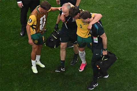 Australia phẫn nộ khi cầu thủ Ai Cập thoát thẻ đỏ khó tin Australia phẫn nộ khi cầu thủ Ai Cập thoát thẻ đỏ khó tin