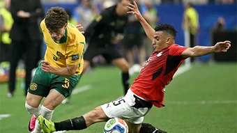 Australia phẫn nộ khi cầu thủ Ai Cập thoát thẻ đỏ khó tin