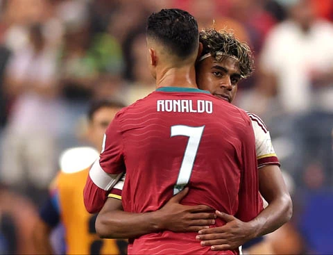 Cái ôm của Yamal cho Ronaldo gây xúc động Cái ôm của Yamal cho Ronaldo gây xúc động