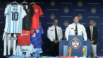 Cảnh sát Canada đột kích kho hàng chứa hơn 16.000 áo đấu World Cup giả