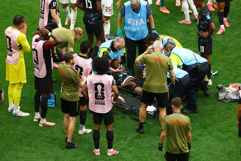 Cầu thủ Canada chấn thương kinh hoàng ở trận đại thắng Qatar 6-0 Cầu thủ Canada chấn thương kinh hoàng ở trận đại thắng Qatar 6-0