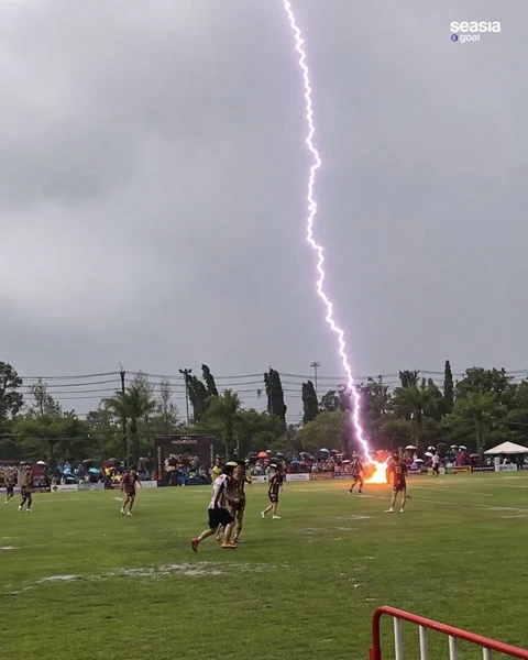 Cầu thủ Thái Lan qua đời sau cú sét đánh kinh hoàng trên sân Cầu thủ Thái Lan qua đời sau cú sét đánh kinh hoàng trên sân