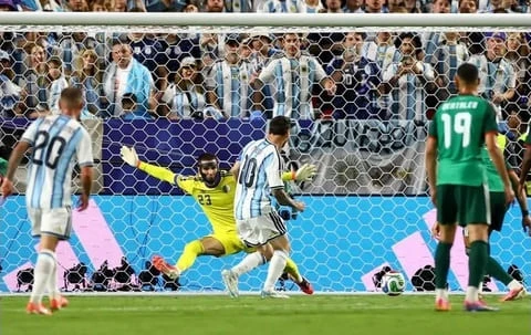 Cha con Zidane bị Messi làm bẽ mặt Cha con Zidane bị Messi làm bẽ mặt