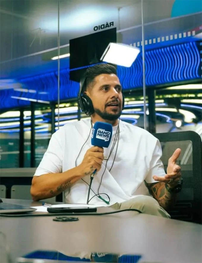 Cicinho: ‘Tôi yêu bia rượu như say mê một người phụ nữ’ Cicinho: ‘Tôi yêu bia rượu như say mê một người phụ nữ’