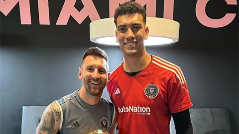 CJ dos Santos: Từ đồng đội của Messi đến 'quân sư' cho Cape Verde CJ dos Santos: Từ đồng đội của Messi đến 'quân sư' cho Cape Verde