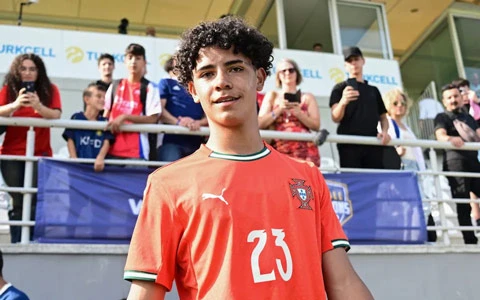 Cristiano Ronaldo Jr bắt đầu viết giấc mơ cho riêng mình