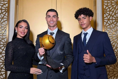 Cristiano Ronaldo Jr bắt đầu viết giấc mơ cho riêng mình