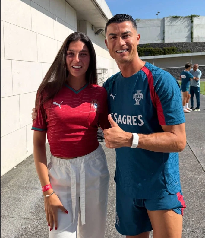 Cristiano Ronaldo khiến fan nữ bật khóc vì một câu nói ngọt ngào Cristiano Ronaldo khiến fan nữ bật khóc vì một câu nói ngọt ngào