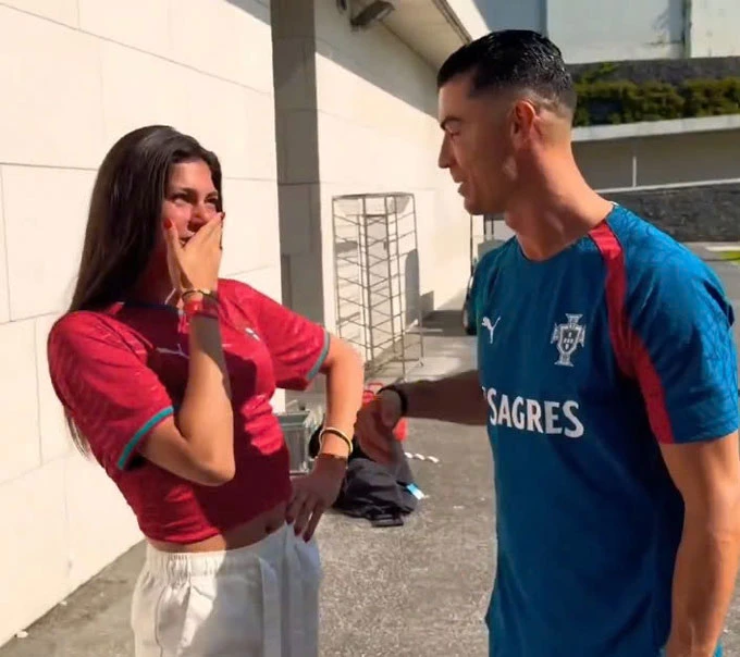 Cristiano Ronaldo khiến fan nữ bật khóc vì một câu nói ngọt ngào Cristiano Ronaldo khiến fan nữ bật khóc vì một câu nói ngọt ngào