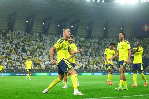 Cú đệm bóng đưa Ronaldo vào lịch sử Cú đệm bóng đưa Ronaldo vào lịch sử