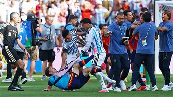 Dàn sao Argentina hành hung cầu thủ Tây Ban Nha sau trận, Paredes lĩnh thẻ đỏ