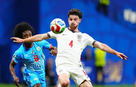 Declan Rice có thể là lời giải bất ngờ cho bài toán hậu vệ phải của tuyển Anh Declan Rice có thể là lời giải bất ngờ cho bài toán hậu vệ phải của tuyển Anh