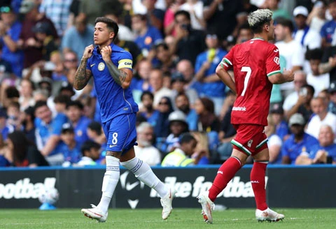 Enzo Fernandez bị CĐV Chelsea la ó trong ngày trở lại Stamford Bridge Enzo Fernandez bị CĐV Chelsea la ó trong ngày trở lại Stamford Bridge