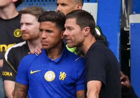 Enzo Fernandez bị CĐV Chelsea la ó trong ngày trở lại Stamford Bridge Enzo Fernandez bị CĐV Chelsea la ó trong ngày trở lại Stamford Bridge