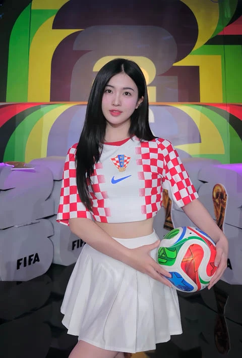 Fan an ủi nữ CĐV xinh đẹp sau khi Croatia bị Bồ Đào Nha loại ở World Cup 2026 Fan an ủi nữ CĐV xinh đẹp sau khi Croatia bị Bồ Đào Nha loại ở World Cup 2026