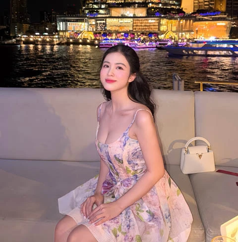 Fan an ủi nữ CĐV xinh đẹp sau khi Croatia bị Bồ Đào Nha loại ở World Cup 2026 Fan an ủi nữ CĐV xinh đẹp sau khi Croatia bị Bồ Đào Nha loại ở World Cup 2026