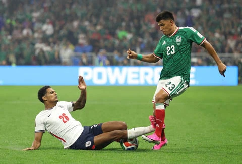 Fan chê bai thậm tệ cựu sao Liverpool sau tấm thẻ đỏ tệ hại trước Mexico Fan chê bai thậm tệ cựu sao Liverpool sau tấm thẻ đỏ tệ hại trước Mexico