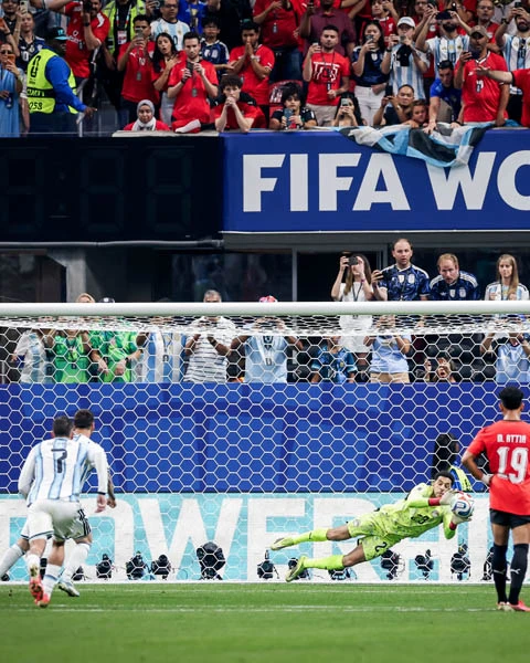 Fan đặc biệt vừa khóc như mưa vì Cristiano Ronaldo 'chết lặng' khi Argentina thắng ngược Ai Cập
