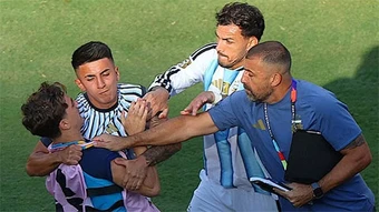 FIFA xác nhận không hề có thẻ đỏ cho Paredes