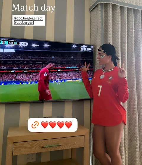 Georgina Rodriguez quên mặc quần khi cổ vũ Ronaldo đi vào lịch sử Georgina Rodriguez quên mặc quần khi cổ vũ Ronaldo đi vào lịch sử