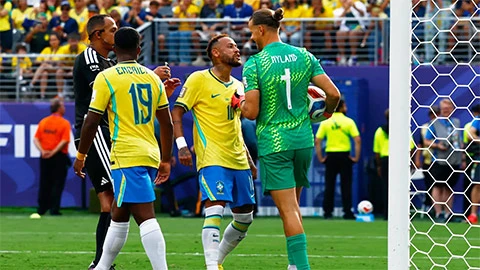 Hành động gây tranh cãi của Neymar Hành động gây tranh cãi của Neymar