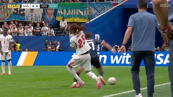 Hậu vệ ĐT Anh vừa bỏ mặt nạ đã lĩnh cú đánh đau điếng trước Argentina