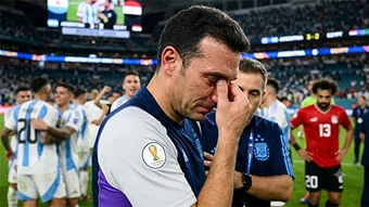 HLV Scaloni 'nổi da gà' vì Messi sau chiến thắng gây tranh cãi của Argentina