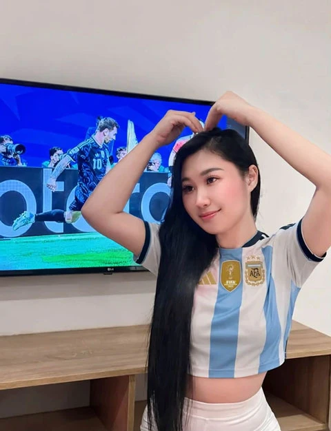 Hot gymer Lê Đặng gây sốt khi an ủi Messi Hot gymer Lê Đặng gây sốt khi an ủi Messi