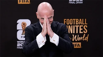 Infantino cúi đầu xin lỗi, ghế chủ tịch FIFA vẫn lung lay