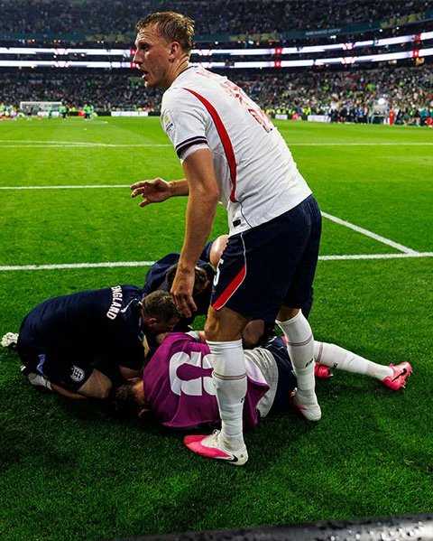 Jordan Henderson nhập viện vì ăn mừng sau chiến thắng của ĐT Anh Jordan Henderson nhập viện vì ăn mừng sau chiến thắng của ĐT Anh