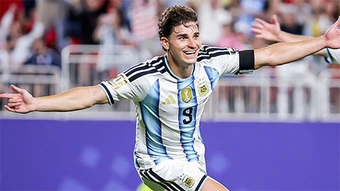 Khi Messi mất kết nối, Julian Alvarez bước ra ánh sáng