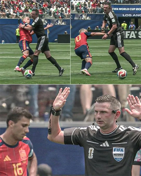 Khoảnh khắc trọng tài Michael Oliver trở thành hậu vệ tuyển Bỉ gây bão mạng Khoảnh khắc trọng tài Michael Oliver trở thành hậu vệ tuyển Bỉ gây bão mạng
