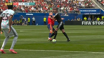 Khoảnh khắc trọng tài Michael Oliver trở thành hậu vệ tuyển Bỉ gây bão mạng