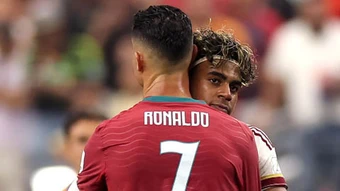 Khoảnh khắc Yamal ôm Ronaldo gây xúc động