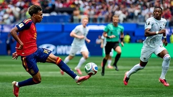 Lamine Yamal quá ‘dã man’