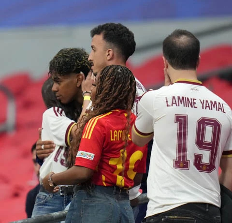 Lamine Yamal tìm bình yên trong vòng tay bạn gái