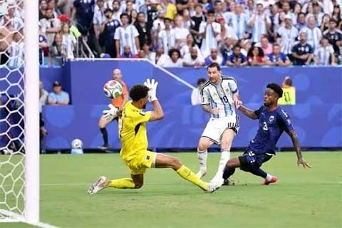 'Lên đồng' ở World Cup, Vozinha sắp thành đồng đội của Lionel Messi?