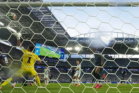 'Lên đồng' ở World Cup, Vozinha sắp thành đồng đội của Lionel Messi?