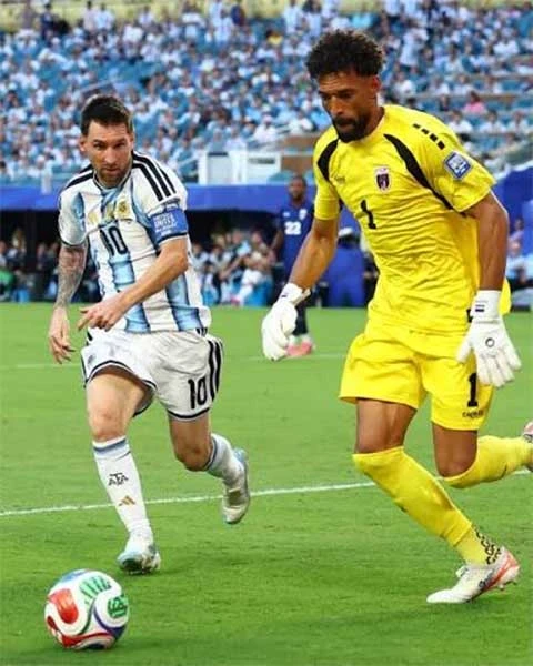 'Lên đồng' ở World Cup, Vozinha sắp thành đồng đội của Lionel Messi?