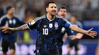 Lionel Messi cô độc làm sao