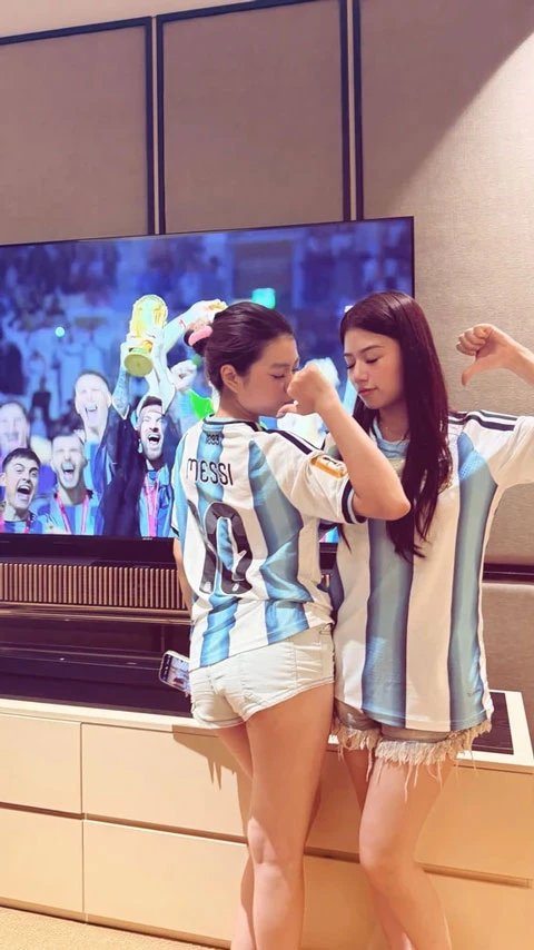Loạt người đẹp Việt cổ vũ hết mình cho Messi và ĐT Argentina Loạt người đẹp Việt cổ vũ hết mình cho Messi và ĐT Argentina