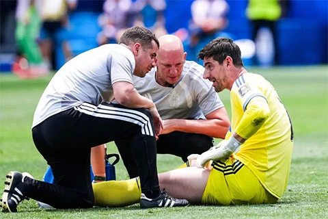 Lời thú nhận của Courtois thổi bùng tranh cãi về tuyển Bỉ Lời thú nhận của Courtois thổi bùng tranh cãi về tuyển Bỉ