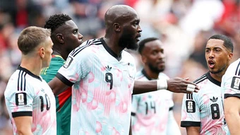 Lukaku can&nbsp;đồng đội cãi vã&nbsp;trước khi Bỉ ngược dòng khó tin tại World Cup