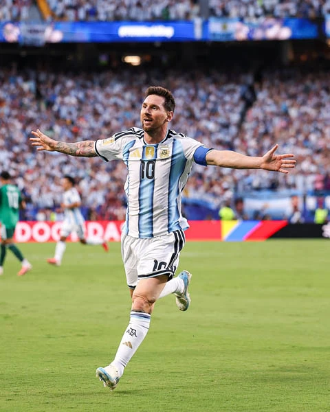 Mac Allister: 'Sẽ không bao giờ có Messi thứ hai' Mac Allister: 'Sẽ không bao giờ có Messi thứ hai'