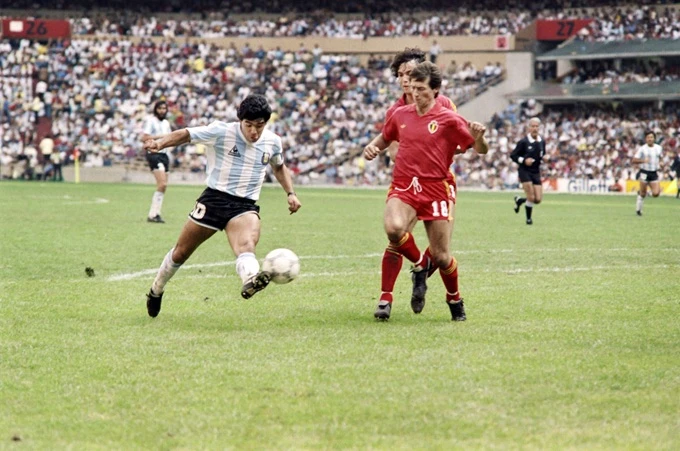 Màn trình diễn 'chạm tới thiên đường bóng đá' của Diego Maradona Màn trình diễn 'chạm tới thiên đường bóng đá' của Diego Maradona