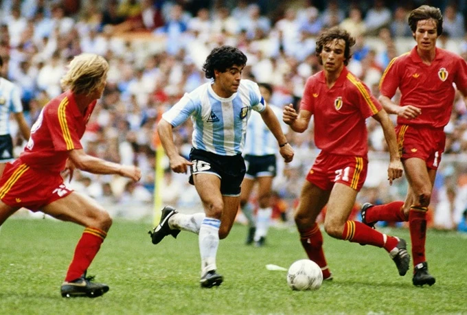 Màn trình diễn 'chạm tới thiên đường bóng đá' của Diego Maradona Màn trình diễn 'chạm tới thiên đường bóng đá' của Diego Maradona