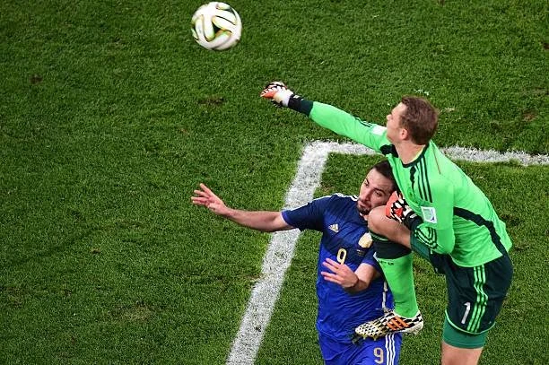 Manuel Neuer viết lại định nghĩa thủ môn