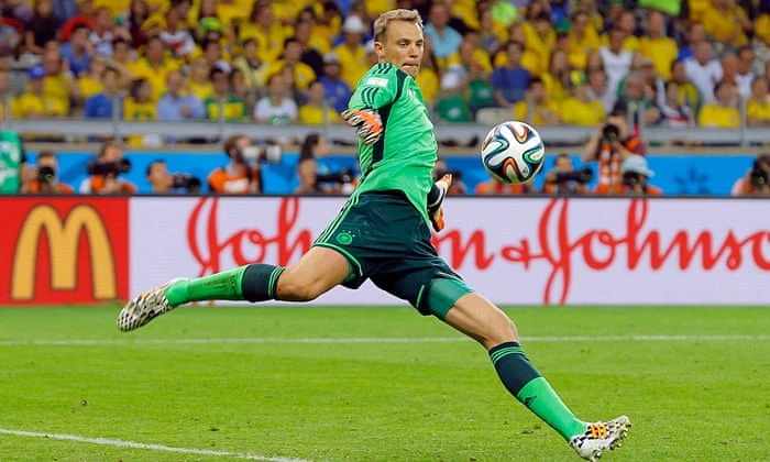 Manuel Neuer viết lại định nghĩa thủ môn